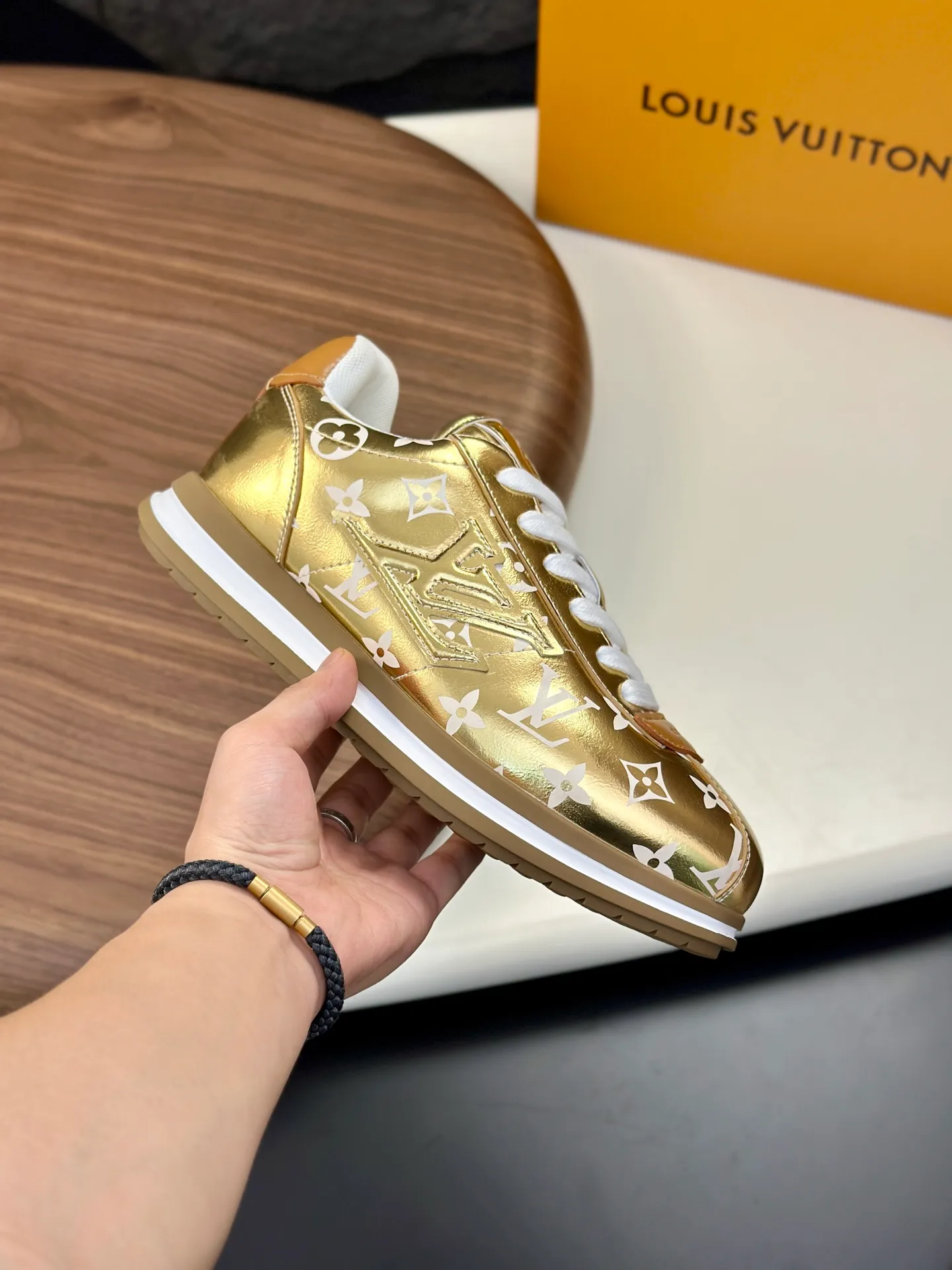 Factory direct sale ¥700💰Full set of packaging💰Top version LV-Louis Vuitton-Classic catwalk new style 1:1 developed replica of the original version! ! The upper foot is very comfortable. It is made of luxurious materials and fine workmanship. The midsole is printed with English letters "Made in Europe". The upper is made of calfskin imported from Italy. The side is decorated with the brand's LOGO and signature. The latest latex foot pads and mesh lining make the foot feel super comfortable. The original two-color TPU combination outsole is specially provided by the original factory. Bag technology Goodyear stitched edges Fabric: Exclusive custom first-layer cowhide Accessories: Exclusive private model Vuitton logo, lining: Customized silk mesh lining - first-layer silk cowhide lining Outsole: TPU combination outsole wear-resistant, non-slip and anti-yellowing Foot pads: new latex pads-mesh sweat-absorbent Counter technology: fully computerized sewing machine wire drawing Toe box back cover Hot and cold shaping Full set of pull-top last with medium and low logo pattern Counter packaging - Shoelaces, certificates, cards, instructions, certificates of quality, dust bags, the most comprehensive packaging on the Internet, men's size 339-44 (38/45 custom-made, non-refundable!